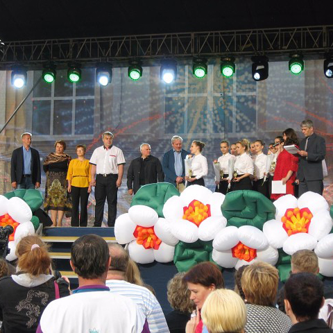 Надувная гирлянда "Яблоня" украшает сцену на Дне города Среднеуральска