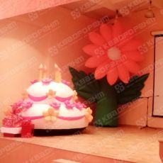 Надувной торт высотой 2 метра и надувной цветок фото1