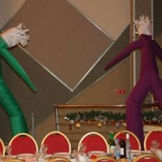 Танцующие воздушные человечки украшают новогодний корпоратив компании