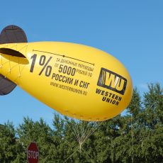 Фото парящего надувного дирижабля с рекламой Western Union